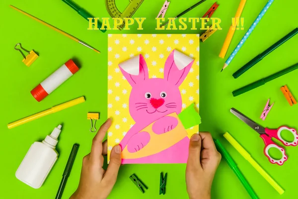 아이들의 창의력 토끼와 당근으로 부활절 카드를 만드세요 아이들은 부활절 수공예를 — 스톡 사진