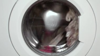 Çamaşır makinesi çamaşır yıkıyor. Çamaşır deterjanıyla çamaşır yıkamak..