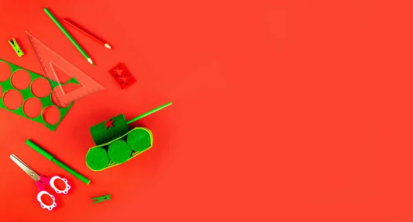 Askeri tank, 23 Şubat, 9 Mayıs, Babalar Günü. El yapımı. Adım adım. Çocuk işçiliğini işleyin. Üst Manzara. Gündüz savunucusu anavatanında tebrik kartı. Kırmızı arka plan. Mesaj için yer var. Pankart.