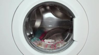 Çamaşır makinesi çamaşır yıkıyor. Çamaşır deterjanıyla çamaşır yıkamak..