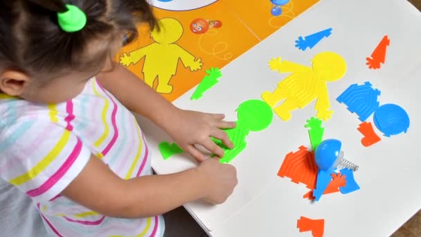 Masa oyunu ve çocukların eğlence konsepti - küçük kız evde oynuyor. — Stok video