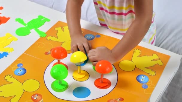 Masa oyunu ve çocukların eğlence konsepti - küçük kız evde oynuyor. — Stok video