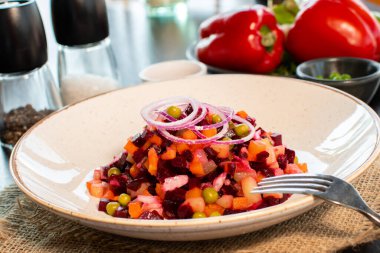 Vinaigrette. Geleneksel Rus pancar salatası haşlanmış sebzeler, salatalık turşusu, ekşi lahana, zeytinyağı ve yeşil bezelye konservesi. Vejetaryen sağlıklı akşam yemeği. Yengemde hizmet ettim..