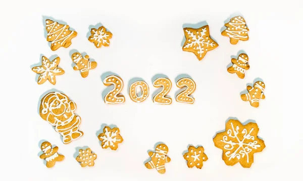 Biscotti di pan di zenzero sotto forma di numeri, pan di zenzero Capodanno 2022 arredamento festivo su sfondo bianco . — Foto Stock