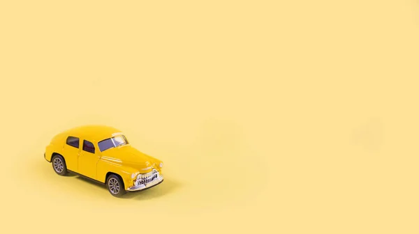 Žlutá Hračka Auto Izolované Žlutém Pozadí Koupit Nebo Prodat Auto — Stock fotografie