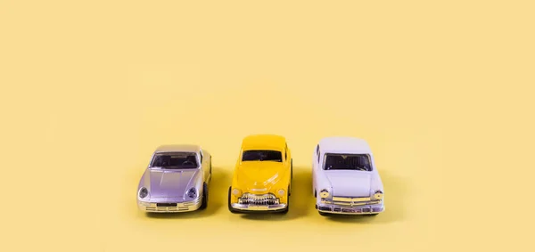 Carros Brinquedo Isolados Fundo Amarelo Comprar Vender Carro Conceito Conceito — Fotografia de Stock