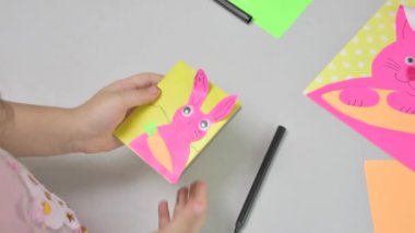 DIY ve çocukların yaratıcılığı. Tavşan ve havuçlu bir Paskalya kartı yap. Çocuk el yapımı Paskalya gemisi.