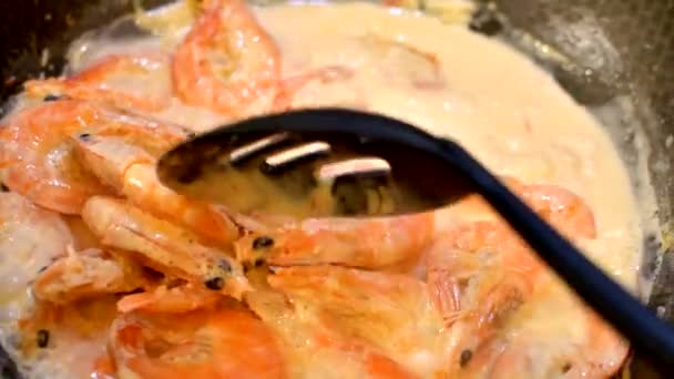 Kremayla kızartılan karideslerin yakın çekimi. Deniz ürünleri, yemek pişirme, sağlıklı yeme konsepti — Stok video