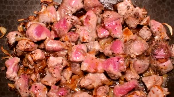 Vaření syrového krůtího řízku s cibulí na pánvi. — Stock video