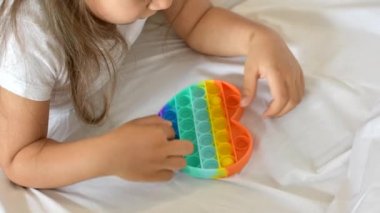 Renkli stres önleyici oyuncaklar, duyusal oyuncaklar itin, çocukların eline verin.