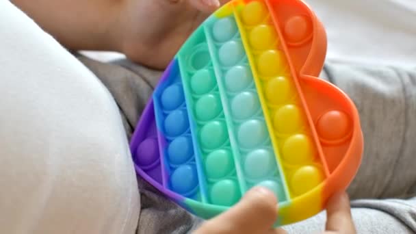 五彩缤纷的抗压力感官玩具坐立不安推着它到孩子们手里 — 图库视频影像