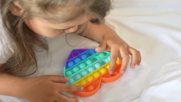 Барвисті антистресові сенсорні іграшки стріляти його в руки дітей . — стокове відео