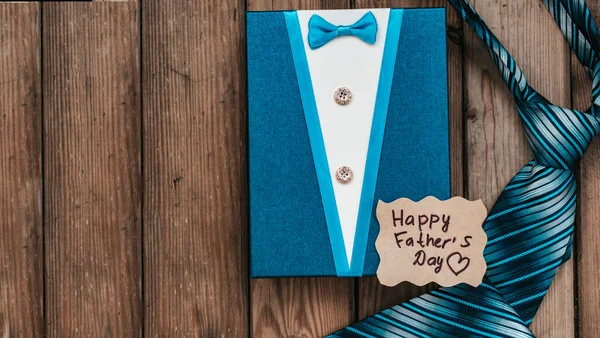 Feliz día de los padres regalo caja azul con corbata sobre un fondo de madera rústica. —  Fotos de Stock