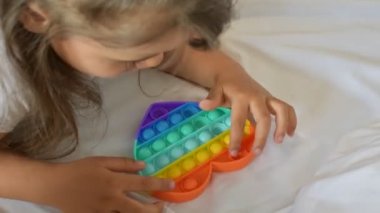 Renkli stres önleyici oyuncaklar, duyusal oyuncaklar itin, çocukların eline verin..