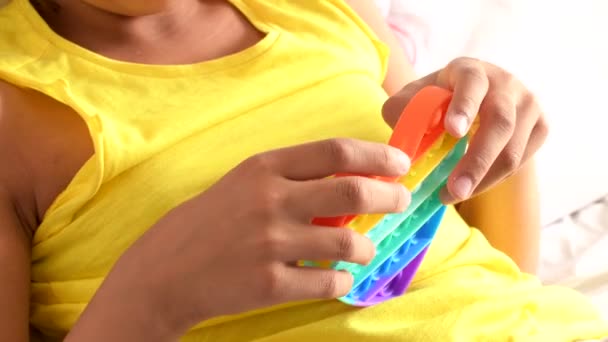 Красочные антистрессовые сенсорные игрушки нажать вставить его в руки детей. — стоковое видео