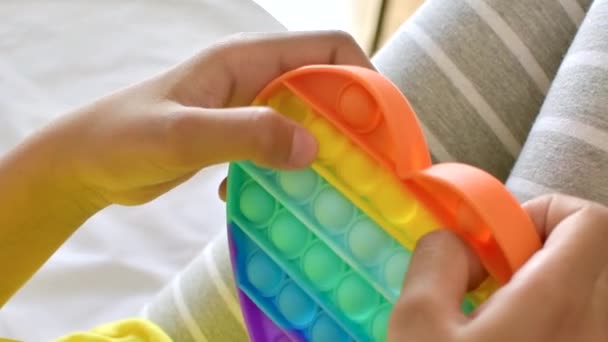Colorful antistress sensory toy fidget push pop it in kids hands. — Stock Video