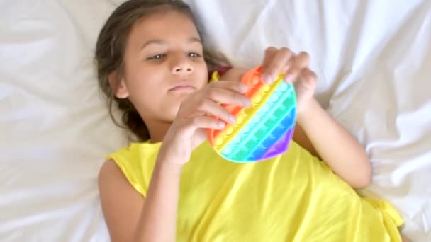 Красочные антистрессовые сенсорные игрушки нажать вставить его в руки детей. — стоковое видео