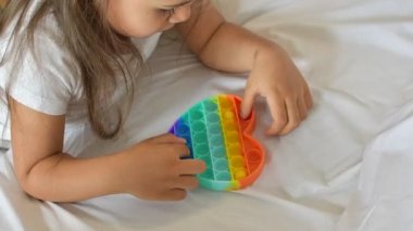 Renkli stres önleyici oyuncaklar, duyusal oyuncaklar itin, çocukların eline verin..