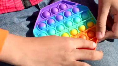 Rengarenk anti-stres oyuncakları. Kıpırdayın, kıpırdayın, çocukların eline verin. Patlat bakalım.