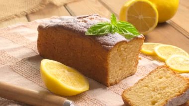 Limonlu ve naneli ahşap arka planda limonlu kek..