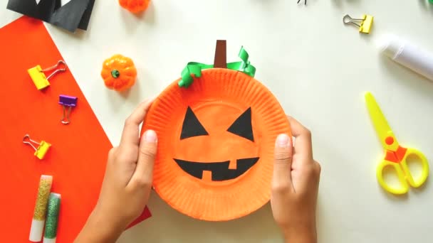 Cuts Paper Halloween Painting Paper Plate Halloween Pumpkins Scissors Glue — Stock Video