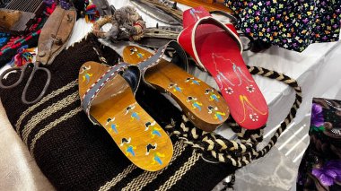 Geleneksel boyanmış ahşap terlikler ve dokuma çantalar da dahil olmak üzere el yapımı Türk ürünleri.