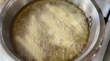 Kızarmış patates ya da sıcak yağda hamur. Kaynar ve kaynayan yağ. Çıtır çıtır fast food ya da aperatif hazırlıyorum..