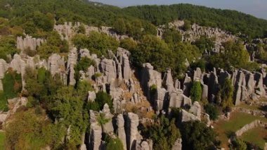 Antalya, Manavgat yakınlarındaki antik Selge şehrinin yakınında duran dramatik Adam Kayaları, ayakta duran insanları andırıyor ve holdingin kayalarından oluşuyordu..