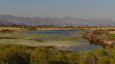 Geniş sulak alanlar, sazlıklar ve muhteşem bir dağ zemin. Doğal bir ekosistem, barışçıl kırsal arazi ve sulak arazi habitatı..