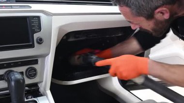 Profesyonel araç ayrıntıları arasında eldiven bölmesinin fırça ve süpürgeyle temizlenmesi de var. Detaylı temizlik ve hijyen uygulaması.