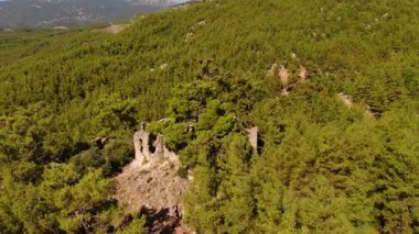Doyran Manastırı 'nın etkileyici kalıntılarını, Antalya' nın ormandaki saklı hazinesini ve büyüleyici doğal çevresini gösteren panoramik bir dron görüntüsü..