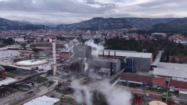 Şehir merkezinde yer alan şeker fabrikasının hava görüntüsü; aktif bacalardan yükselen duman ve sanayi tesisinin üretim süreci.