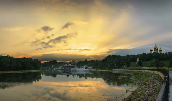 Закат над рекой Которосль. Ярославль. Россия . Стоковое Фото