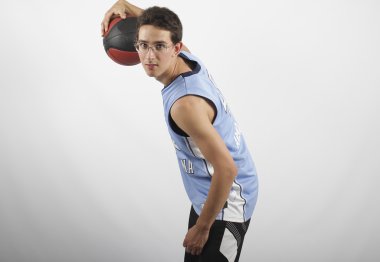 Basketteur blanc qui joue