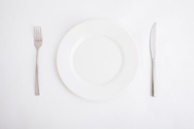 çatal ve bıçak izole beyaz zemin üzerine beyaz tabak