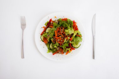 Beyaz arka plan üzerinde izole karışık vejetaryen salata ile beyaz plaka