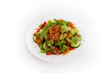 Beyaz arka plan üzerinde izole karışık vejetaryen salata ile beyaz plaka