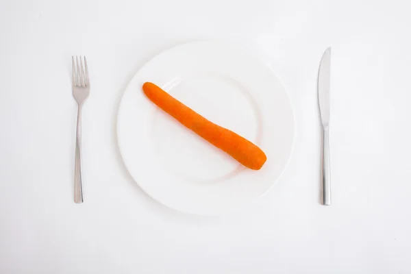 Weißer Teller mit Karotte isoliert auf weißem Hintergrund — Stockfoto