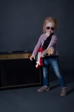 Elektro gitar üzerinde küçük güzel kız oyun