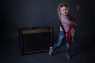 Elektro gitar üzerinde küçük güzel kız oyun