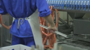 Mağaza mezbahası içinde frankfurterüretim hattı ve ambalaj.