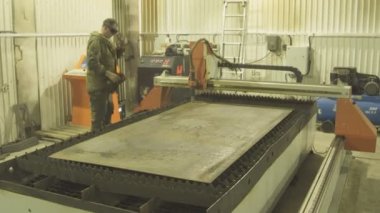 Çalışan bir makine plazma metal kesme koruyucu gözlük sayesinde izler.