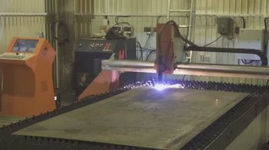Makine plazma kesme işlemi İşlenecek parçanın üretim üzerinde çalışan.