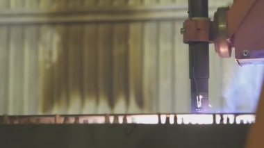 Plazma makine ile metal kesme için operasyon süreci closeup kıvılcım.