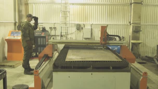 Stroje pro Plazmové řezání kovu začne pracovat pod kontrolou člověka. — Stock video