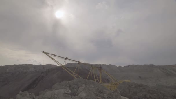 Dragalina de excavadora de trabajo sobre el desarrollo abierto de depósitos minerales . — Vídeo de stock