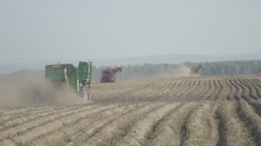 Bir tarım alanında teknik hasat üzerinde çalışır..