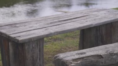 Yeşil çayır stand Riverside'da eski ahşap masa ve tezgah kullanılan.