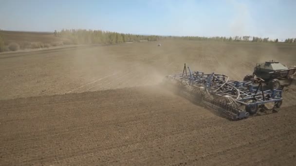 Princip fungování secí stroj na traktoru v oboru. — Stock video