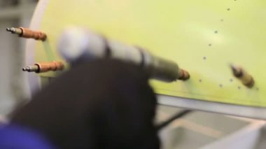 Uçak gövde pnömatik veya hidrolik aracına ile cıvata yüklemek.